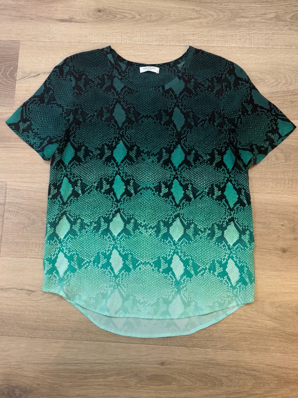Equipment Femme Blouse Snake Print Silk Green Ombre Sz Small Edgy Chic Artsy